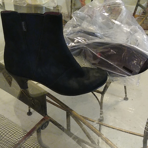 Camper Shoes - 🎅Kitten heel bootie's so very classy ❣️